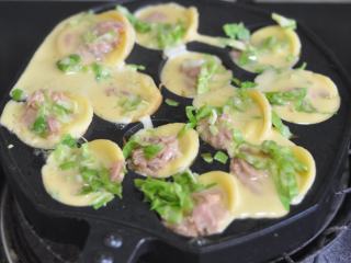 8、金枪鱼小丸子,再倒入一部分面糊,等待凝固后,将面糊拨进模具中。