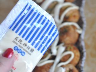 10、金枪鱼小丸子,将丸子表面挤上沙拉酱。