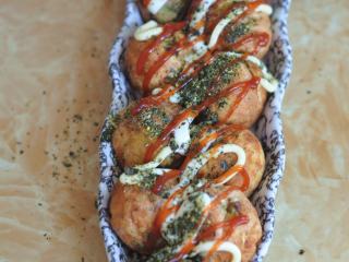 11、金枪鱼小丸子,撒上海苔粉,挤上番茄酱。