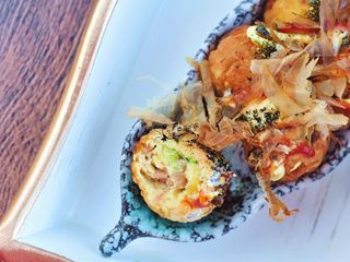 15、金枪鱼小丸子,咬开。