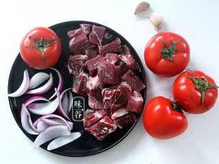 1、番茄牛肉煲,准备好材料。