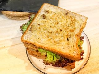 15、巨无霸早餐三明治????,盖上最后一层面包片。