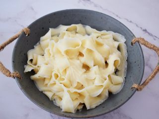 4、简易版油泼面,捞出过凉水后放入盘中