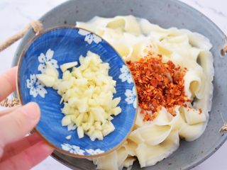 8、简易版油泼面,加入蒜末