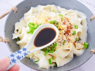 12、简易版油泼面,加入醋