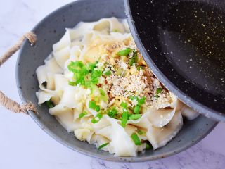 13、简易版油泼面,锅中倒入适量的食用油烧热，把热油浇倒在蒜末葱花上，然后拌匀即可食用