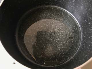 11、银耳炒鸡蛋,锅中打入玉米油，开中火