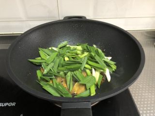 7、家常回锅肉,将青蒜下锅炒至断生