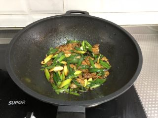 8、家常回锅肉,调入盐，炒匀即可