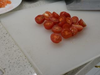 3、#年年有鱼#家宴：三文鱼沙拉,番茄对半切