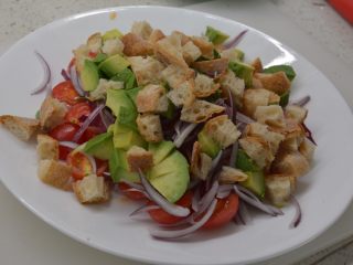 5、#年年有鱼#家宴：三文鱼沙拉,所有材料堆积好后调料