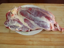 1、自制香辣卤牛肉,处理牛肉:牛肉切成大块(我这块牛腱子差不多2斤半,我切成了6块),时间允许的话尽量用冷水将切好的牛肉泡半个小时出一下血水,这步忘记拍图了。