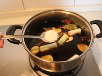 9、自制香辣卤牛肉,再加多半勺的白糖,提鲜。