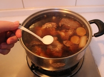 13、自制香辣卤牛肉,20分钟后转小火煮1小时,在小火煮完半小时后调入适量的盐调味(卤汁要略微咸一些)。