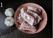 1、蒜香排骨,肋排和大蒜,做好选紫皮大蒜
