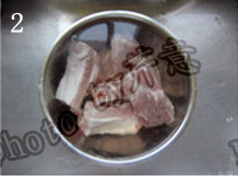2、蒜香排骨,排骨提前泡水3到4小时,中间换水3、4次,泡出血水和杂质