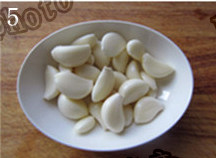 5、蒜香排骨,大蒜剥出蒜瓣,洗净擦干水分