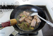 11、蒜香排骨,加入现磨胡椒粉