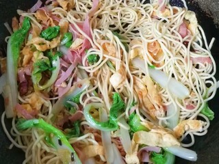 9、火腿鸡蛋炒面,然后下入面条快速翻炒几下；