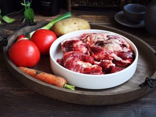 1、番茄土豆烧牛肉,主要食材：番茄、牛肉、土豆、胡萝卜。