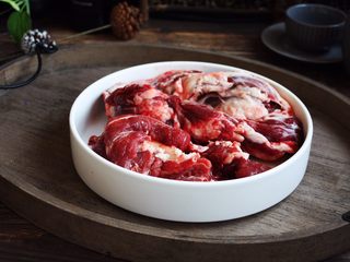 2、番茄土豆烧牛肉,我选用的是内蒙古科尔沁牛肉的纯牛肋条肉。 牛肋条肉肥瘦相间，这样的肉炖出来软嫩香醇。