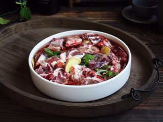 4、番茄土豆烧牛肉,切好的牛肉块放在凉水里浸泡半个小时，然后洗干净。