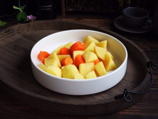 6、番茄土豆烧牛肉,将土豆、胡萝卜切成块。