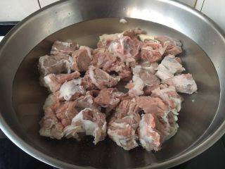 7、番茄土豆烧牛肉,牛肉焯水，把牛肉和凉水同时放入锅里。