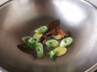 11、番茄土豆烧牛肉,另外起锅，热锅放入2勺炒菜油，放入姜片、香叶、草果、八角、桂皮、葱段，中火煸炒至出香味。