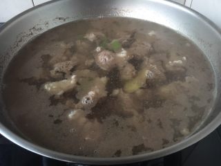 9、番茄土豆烧牛肉,大火煮开。