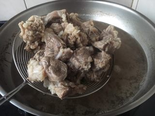 10、番茄土豆烧牛肉,捞出牛肉备用。