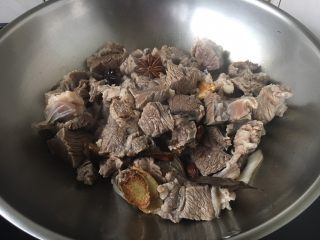12、番茄土豆烧牛肉,倒入焯过水的牛肉。
