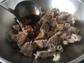 14、番茄土豆烧牛肉,倒入60g生抽，老抽5g。
