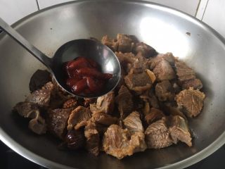 15、番茄土豆烧牛肉,放入1勺番茄酱。