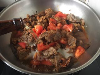 17、番茄土豆烧牛肉,放入半瓶的啤酒。