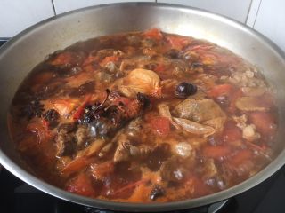 19、番茄土豆烧牛肉,放入小茴香调料包，大火煮开。