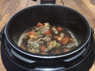 20、番茄土豆烧牛肉,倒入电高压锅内胆里，盖好盖儿，按“牛肉”键炖制。