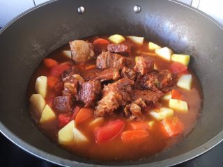23、番茄土豆烧牛肉,放入炖好的牛肉和牛肉汤。
