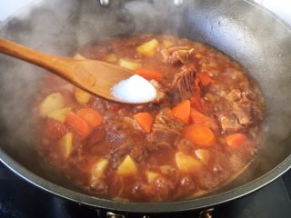 25、番茄土豆烧牛肉,放入适量的盐调味。