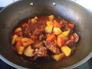 27、番茄土豆烧牛肉,番茄土豆烧牛肉烧好了。