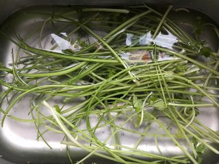 3、芹菜拌木耳,芹菜去根去叶，在清水中浸泡片刻