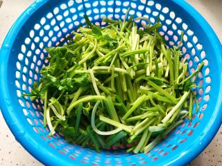 5、芹菜拌木耳,芹菜洗净，切寸段