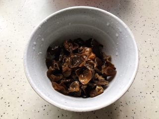 6、芹菜拌木耳,泡发好之后的木耳去蒂洗净之后撕成小朵