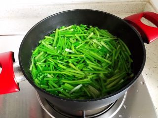 11、芹菜拌木耳,煮1分钟