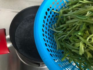 10、芹菜拌木耳,下芹菜