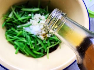 18、芹菜拌木耳,加适量香油，搅拌均匀，即可