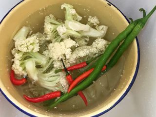 2、干锅花菜,把散花菜掰开,用清水把花菜和辣椒冲洗干净。