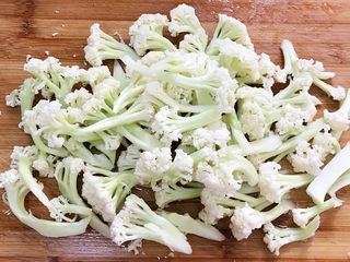 4、干锅花菜,花菜沥干水分,继续用刀切好。