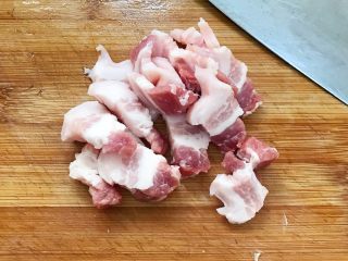 5、干锅花菜,焯好水的五花肉切片。