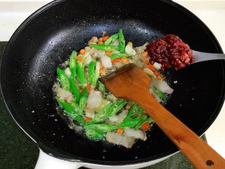 8、干锅花菜,加入一汤匙豆瓣酱。